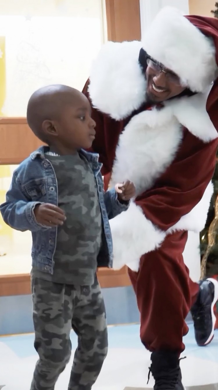 尼克卡农NICKCANNON扮成圣诞老人给儿童医院带来惊喜纪念因癌症去世的儿子