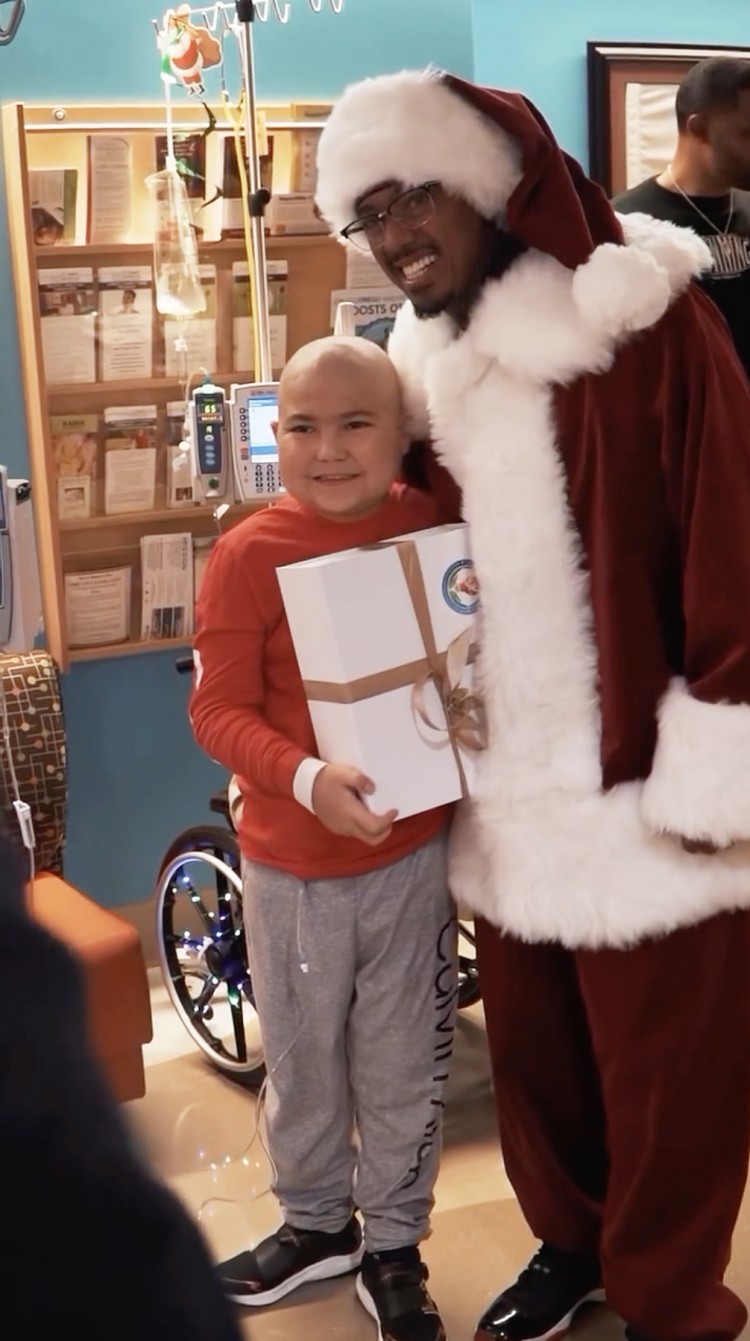 尼克卡农NICKCANNON扮成圣诞老人给儿童医院带来惊喜纪念因癌症去世的儿子