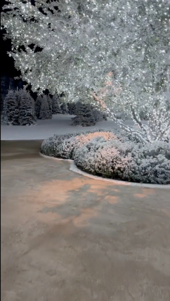 金卡戴珊KIMKARDASHIAN将洛杉矶后院变成冬季仙境到处都是雪