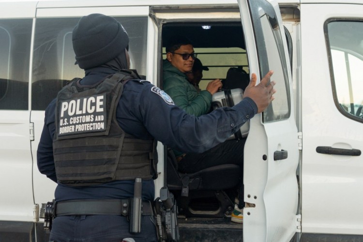 拜登政府威胁称如果德克萨斯州逮捕并驱逐移民将对德克萨斯州提起诉讼