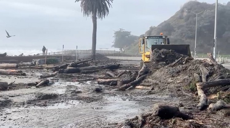 加州海滩城镇被巨浪淹没疏散命令