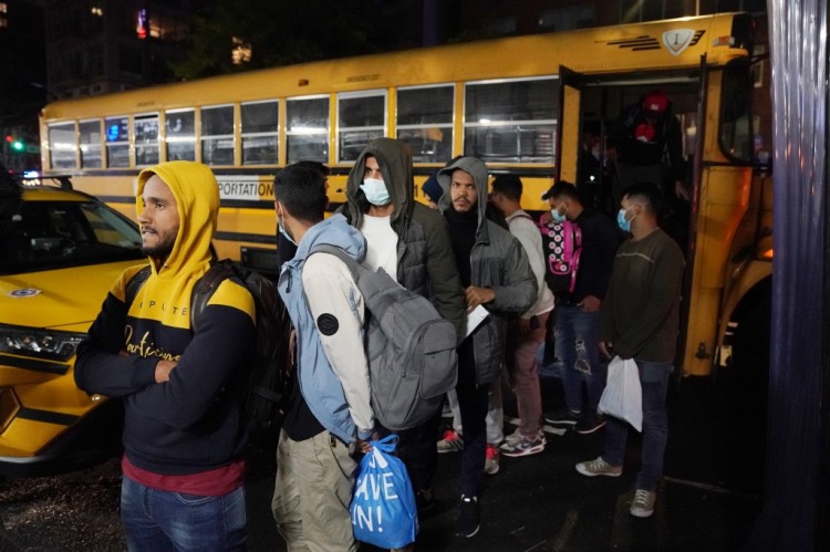 纽约市学生因移民被迫离开用作避难所的高中体育馆而处于偏远地区