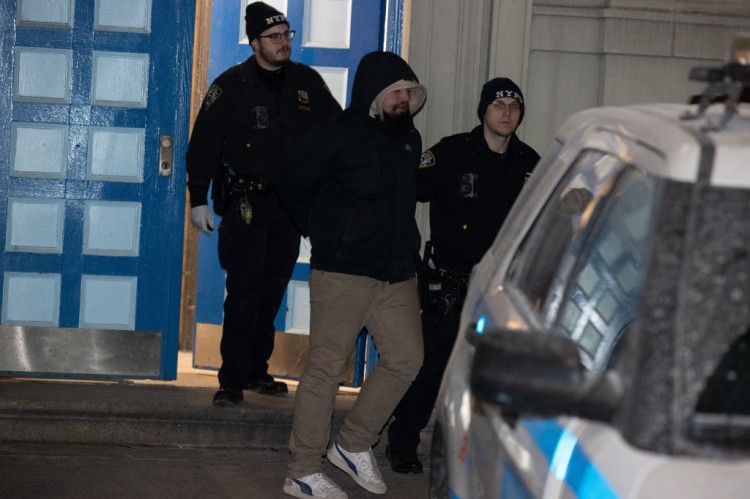 [海伦]泰勒·斯威夫特的跟踪者在第二次被捕后被戴上手铐带出纽约警察局