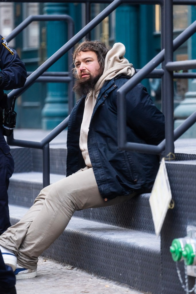 泰勒斯威夫特的跟踪者在第二次被捕后被戴上手铐带出纽约警察局