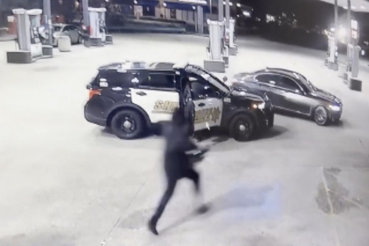 狂野视频中记录的711便利店武装抢劫案中小偷偷偷溜过马里兰州警察的瞬间