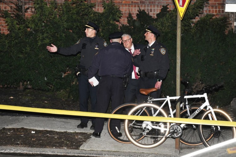 纽约警察局开枪打死一名持刀男子该男子在家庭聚会上刺伤妻子后冲向他们
