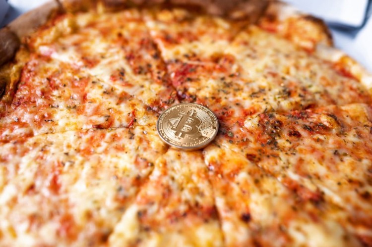 比特币以 7 万美元庆祝披萨日：从 41 美元的披萨到 7 亿美元的财富